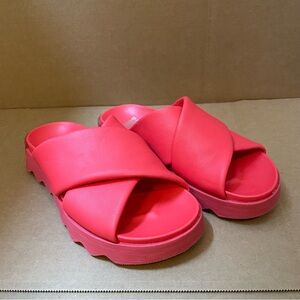 Sorel Vibrant Crisscross comfy Sandals in excellent condition